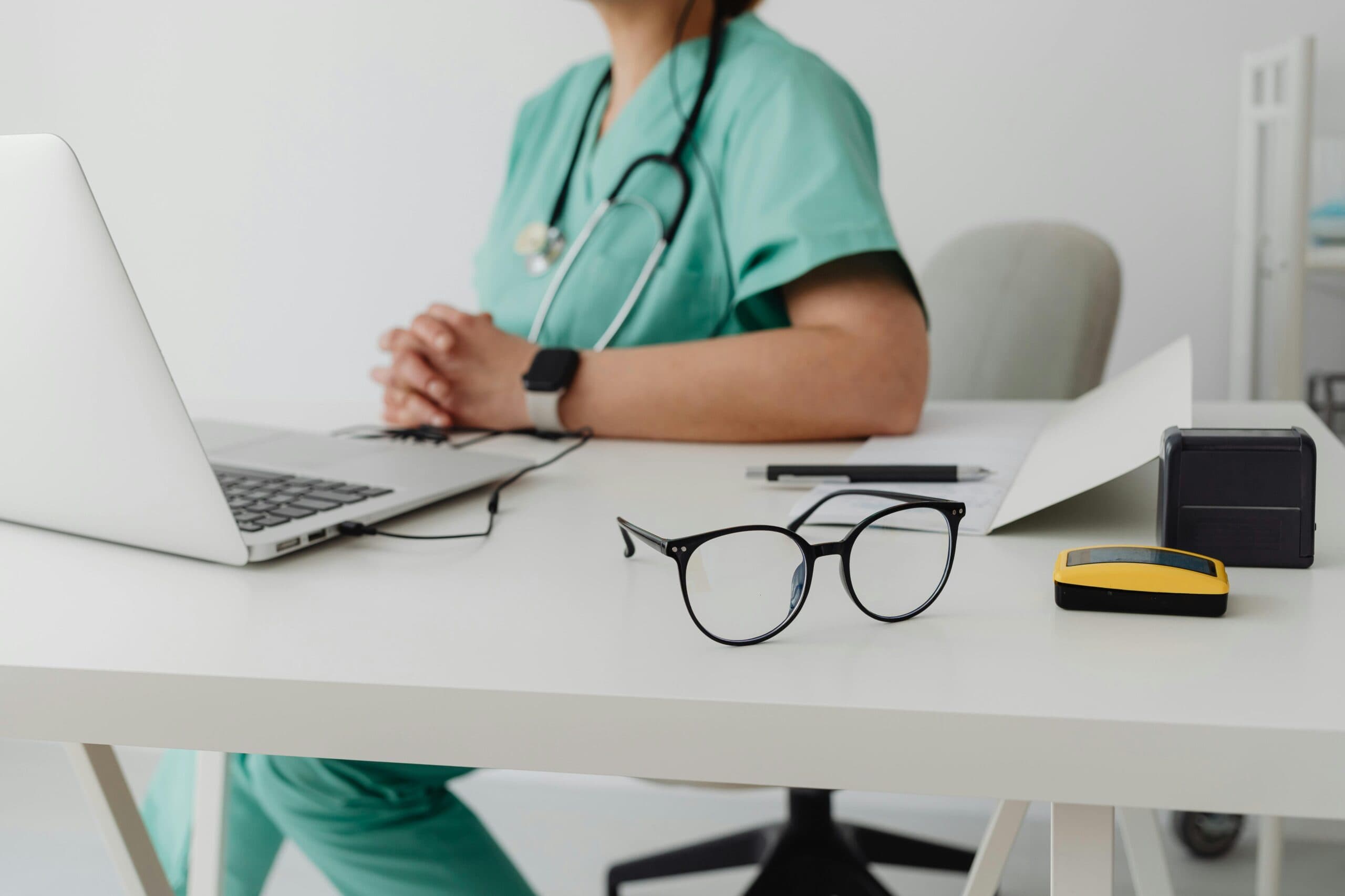 Virtual Medical Assistants vs. In-House Staff: Pros & Cons